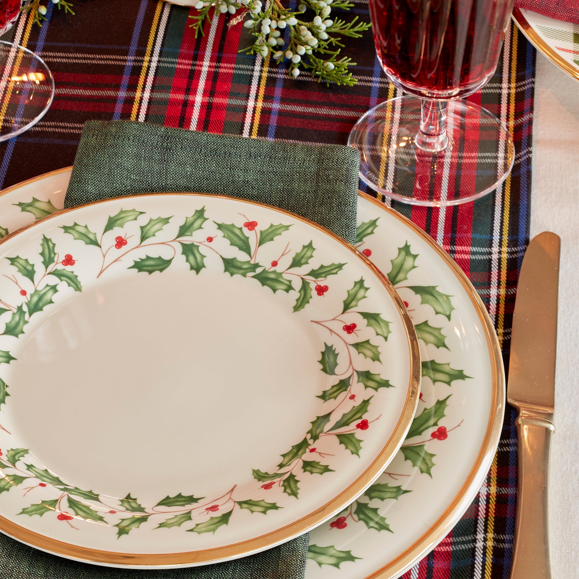 Lenox Westmore Holiday 12-Piece Plate & Mug Dinnerware Set - Image 2